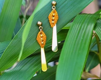 Petite boucles d'oreilles pendante en macramé, goutte plaqué or