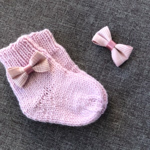 Gebreide babysokjes, Personaliseer babysok, Babyboogsok, Handgemaakte Merinowol gebreide kindersok, Pasgeboren wollen sokken. Light old pink