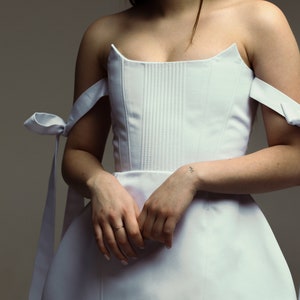 Elegant White Corset Dress with Bow Accents Standout Style for Special Events. zdjęcie 2