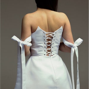 Elegant White Corset Dress with Bow Accents Standout Style for Special Events. zdjęcie 9