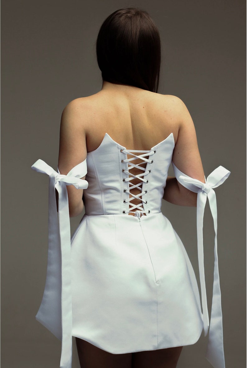 Elegant White Corset Dress with Bow Accents Standout Style for Special Events. zdjęcie 9