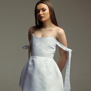 Elegant White Corset Dress with Bow Accents Standout Style for Special Events. zdjęcie 7