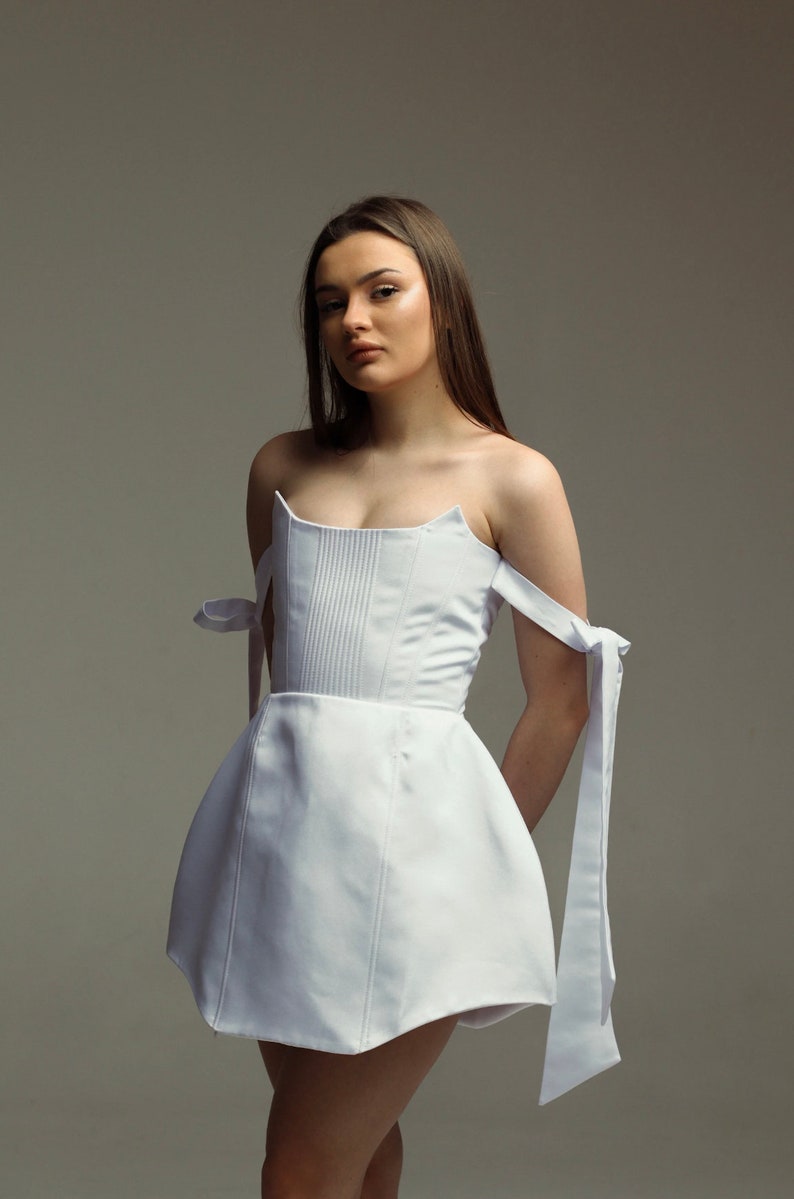 Elegant White Corset Dress with Bow Accents Standout Style for Special Events. zdjęcie 7