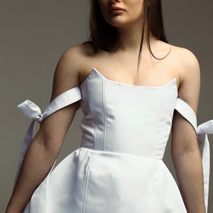 Elegant White Corset Dress with Bow Accents Standout Style for Special Events. zdjęcie 8