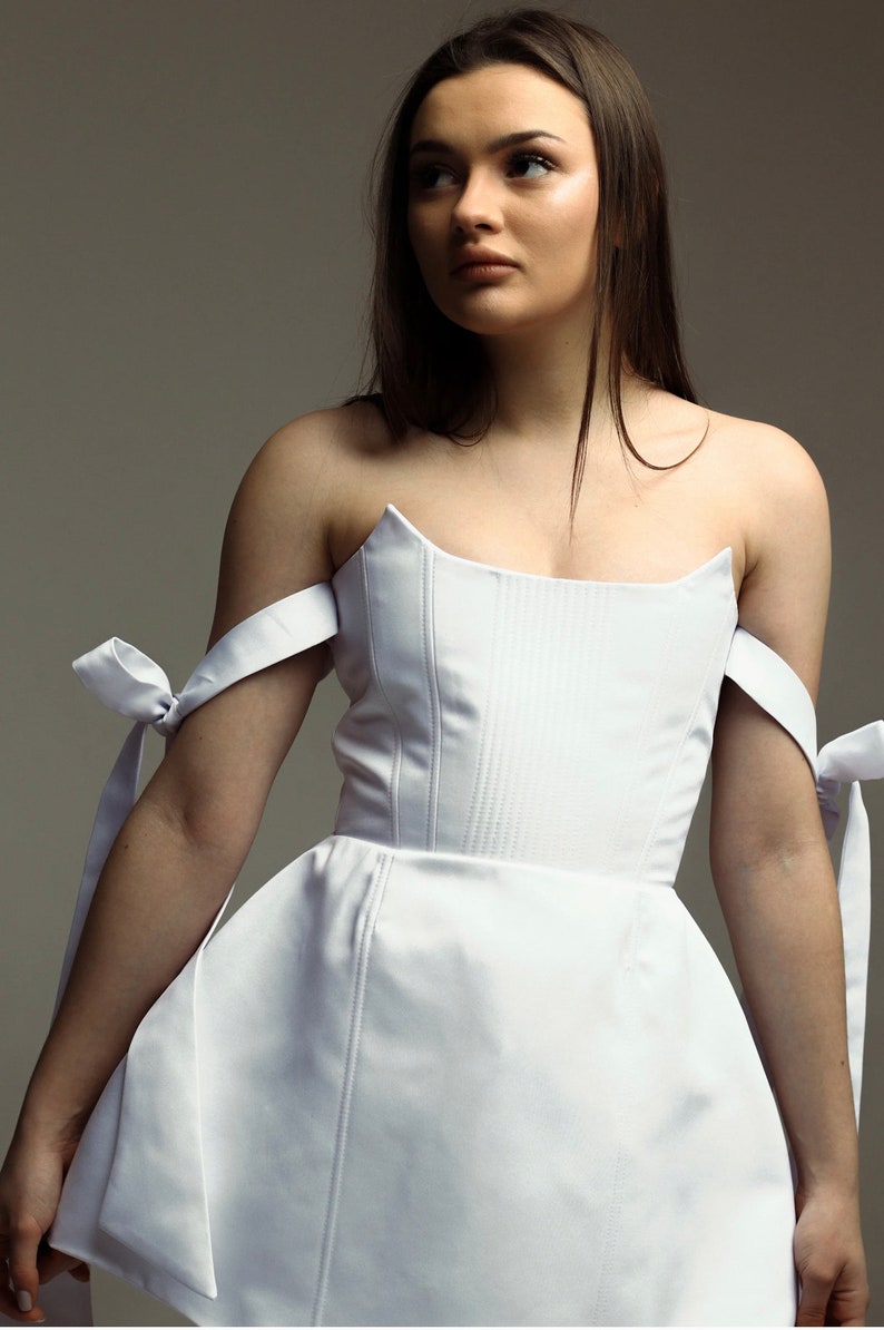 Elegant White Corset Dress with Bow Accents Standout Style for Special Events. zdjęcie 8