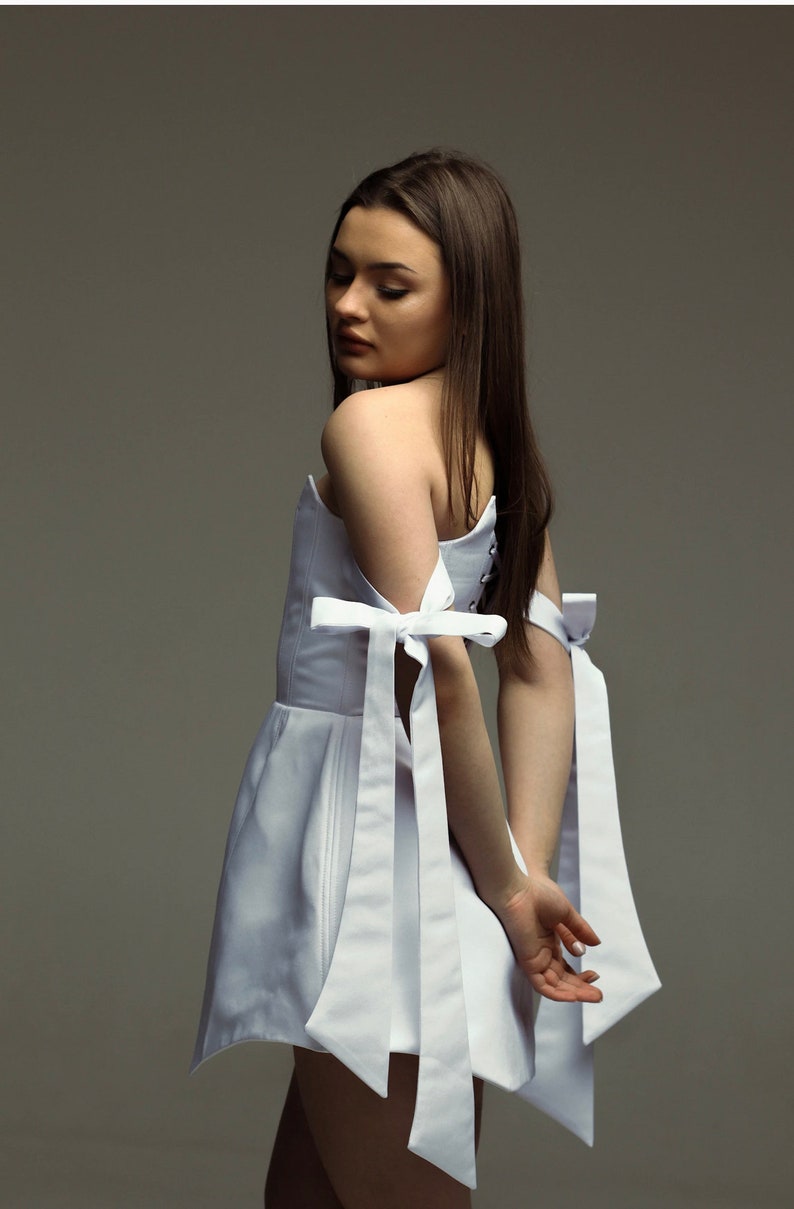 Elegant White Corset Dress with Bow Accents Standout Style for Special Events. zdjęcie 4