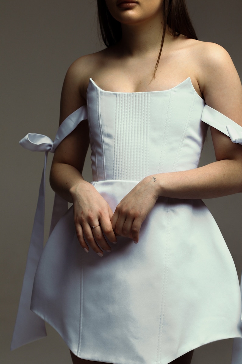 Elegant White Corset Dress with Bow Accents Standout Style for Special Events. zdjęcie 2