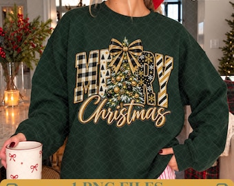 Pode incluir: Uma camisola de manga comprida verde-floresta com uma impressão gráfica com o texto Merry Christmas, uma árvore de Natal decorada, um grande laço dourado e preto e padrões axadrezados em preto, branco e dourado.