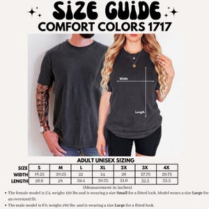 Pode incluir: Guia de tamanhos para camisetas Comfort Colors 1717. A imagem mostra um homem e uma mulher vestindo as camisetas, com medidas de largura e comprimento em polegadas. A tabela de tamanhos inclui tamanhos de S a 4X. A modelo feminina tem 1,63 m de altura e veste Small para um ajuste justo.
