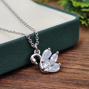 Collana a forma di cigno placcata in platino: pendente in zirconia cubica