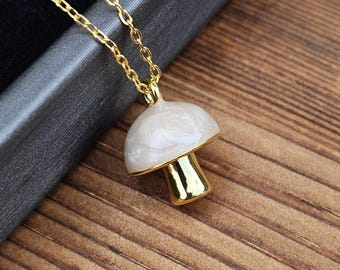 Collar con colgante de hongo esmaltado: Joyería de plata de ley