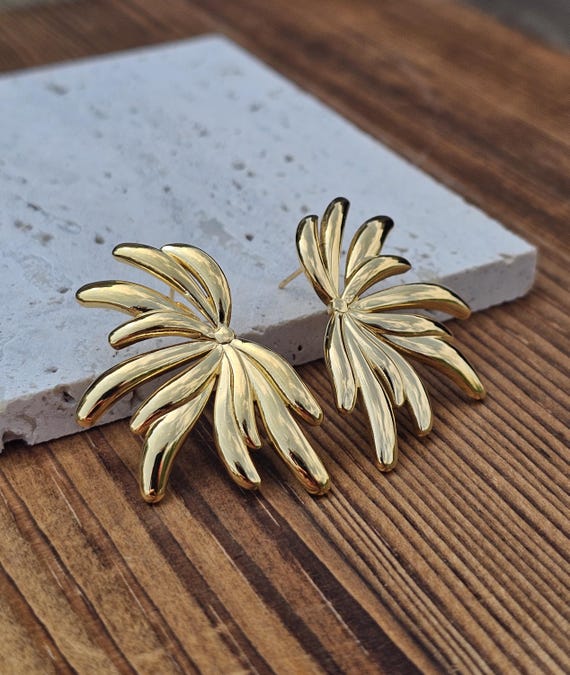 18K Gold Plated Floral Stud Earrings: Unique Stainless Steel  display picture 1