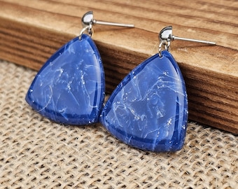 Pendientes triangulares azul oscuro: pendientes colgantes de arcilla polimérica dorada