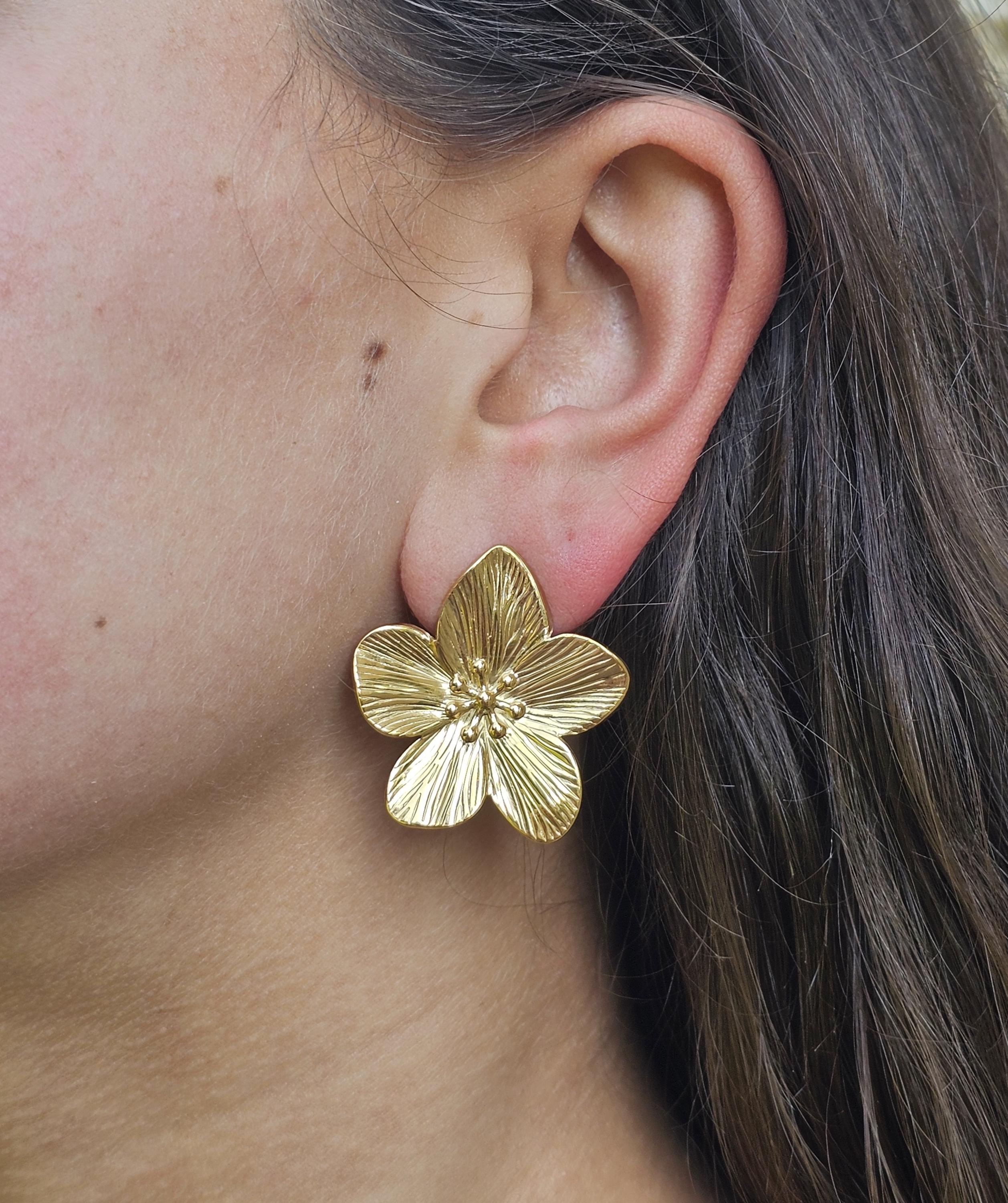 大きなゴールドフラワースタッドイヤリング：ステンレススチールの花の