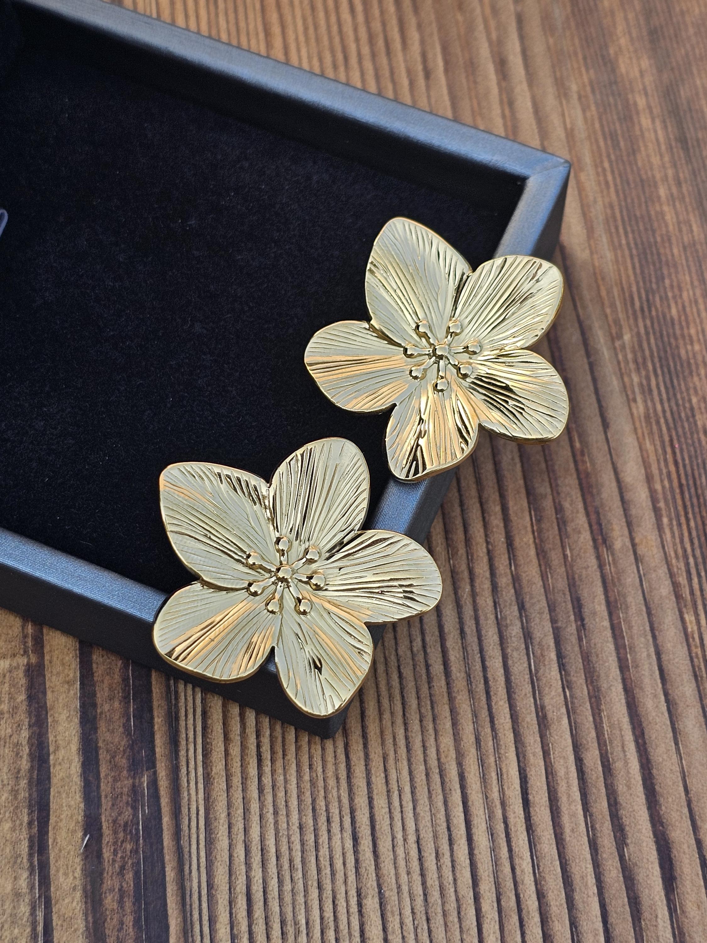 大きなゴールドフラワースタッドイヤリング：ステンレススチールの花の