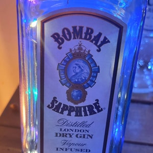Bombay Sapphire leuchtet