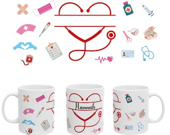Peut inclure: Une tasse en céramique blanche avec un motif de cœur rouge et de stéthoscope. Le cœur porte le nom "Hannah" à l'intérieur. La tasse est décorée de divers symboles médicaux, dont un bandage, un thermomètre et un stéthoscope.