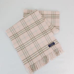 Äkta Burberry ullhalsduk i utmärkt skick Rosa storlek 171 cm Tillverkad i England