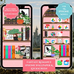 Könnte beinhalten: Zwei Smartphone-Bildschirme mit einem digitalen Hintergrundbild im rosa Bücherregal-Design. Die Regale zeigen verschiedene Buchrücken, Topfpflanzen, Bonsai-Bäume und gerahmte Illustrationen. Textüberlagerungen umfassen Matching Homescreen + Lockscreen und For All iPhone Models.