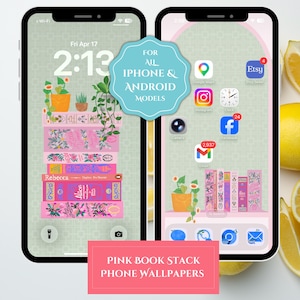 Puede incluir: Dos pantallas de smartphone que muestran un fondo de pantalla de pila de libros rosa con plantas en macetas. El fondo de pantalla presenta una pila de libros con diseños florales y el texto "Rebecca" y "Alice". Una insignia azul claro dice "FOR ALL IPHONE & ANDROID MODELS".