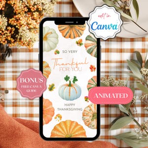 Puede incluir: Un smartphone muestra un diseño de Acción de Gracias con calabazas y el texto "So Very Thankful For You" y "Happy Thanksgiving". La imagen incluye una insignia rosa "BONUS FREE CANVA GUIDE" y una insignia rosa "ANIMATED". El fondo presenta follaje otoñal.