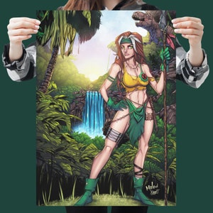 Könnte beinhalten: Eine Frau mit roten Haaren und grünen Augen steht in einer Dschungelkulisse. Sie trägt ein gelbes und grünes Outfit und hält eine Lanze. Im Hintergrund ist ein Dinosaurier zu sehen. Das Bild ist unten rechts mit "Malow" signiert.