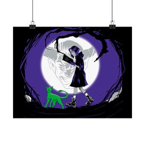 Peut inclure: Une fille aux cheveux violets vêtue d'une cape noire marche avec un chat vert dans une forêt sombre. Une grande lune blanche avec un visage démoniaque se trouve en arrière-plan.