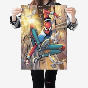 Peut inclure: Illustration de bande dessinée d'un super-héros en costume rouge, bleu et blanc, posant dans un paysage urbain avec des pigeons. Le super-héros est dans une pose dynamique, avec une ligne semblable à une toile s'étendant de son poignet. La signature de l'artiste est visible.
