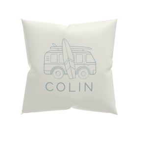 Könnte beinhalten: Ein quadratisches, cremefarbenes Kissen mit einer hellblauen Illustration eines Oldtimer-Vans mit Surfbrett. Darunter steht das Wort "COLIN". Ein dekoratives Element für das Zuhause.