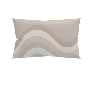 Op de afbeelding: Een beige kussen met een golvend patroon in tinten bruin en wit.