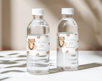 Op de afbeelding: Twee doorzichtige waterflessen met witte doppen. Elke fles heeft een etiket met een aquarel illustratie van een pony met een bloemenkrans, met de tekst "Charlotte's 8th Birthday".