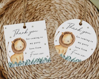 Könnte beinhalten: Zwei Dankeschön-Etiketten mit einer Löwenillustration und dem Text "Vielen Dank, dass du zu meiner Party gekommen bist, liebe Grüße von Finn xx". Die Etiketten sind weiß mit goldenen Sternen und grünen Blättern.