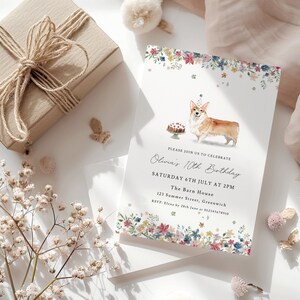 Beau modèle d'invitation de fête d'anniversaire Corgi aquarelle. Faire-part rose et floral pour chien. Modifiable, imprimable et téléchargement immédiat