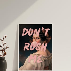 K&ouml;nnte beinhalten: Ein Vintage-Portr&auml;t einer Frau, die eine Blase bl&auml;st, mit dem Text "DON'T RUSH ME", der in Pink &uuml;ber das Bild gelegt ist.