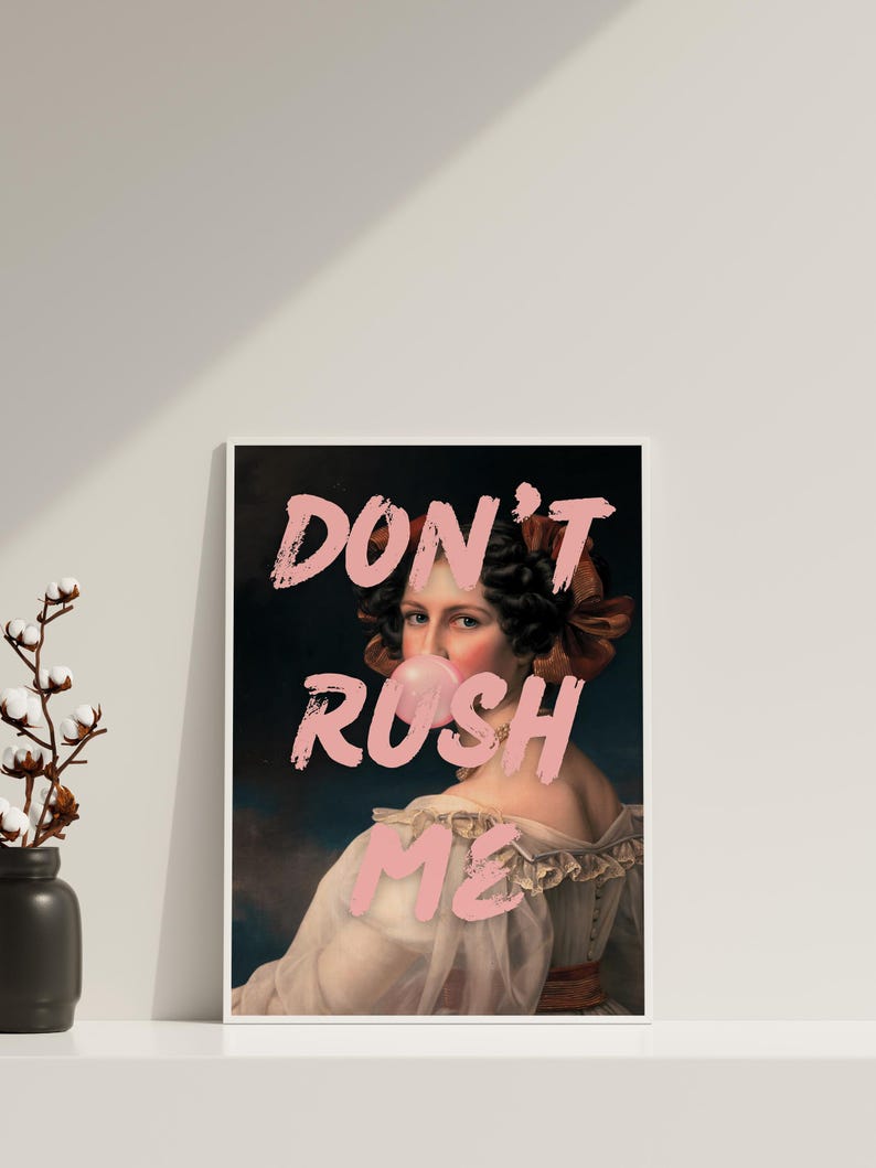 K&ouml;nnte beinhalten: Ein Vintage-Portr&auml;t einer Frau, die eine Blase bl&auml;st, mit dem Text "DON'T RUSH ME", der in Pink &uuml;ber das Bild gelegt ist.