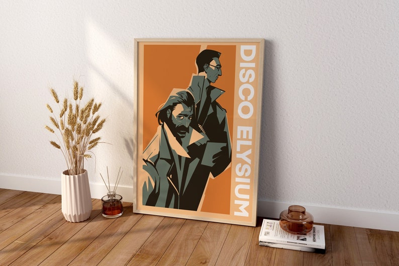 Puede incluir: Un p&oacute;ster enmarcado con un dise&ntilde;o retro que presenta a dos hombres con abrigos. El p&oacute;ster tiene un fondo naranja con el texto "DISCO ELYSIUM" en blanco.