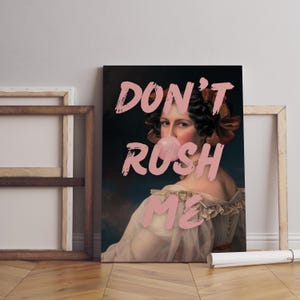 K&ouml;nnte beinhalten: Ein Vintage-Portr&auml;t einer Frau mit einem rosa Kaugummi im Mund. Der Text "DON'T RUSH ME" ist in rosa Buchstaben &uuml;ber dem Bild geschrieben.