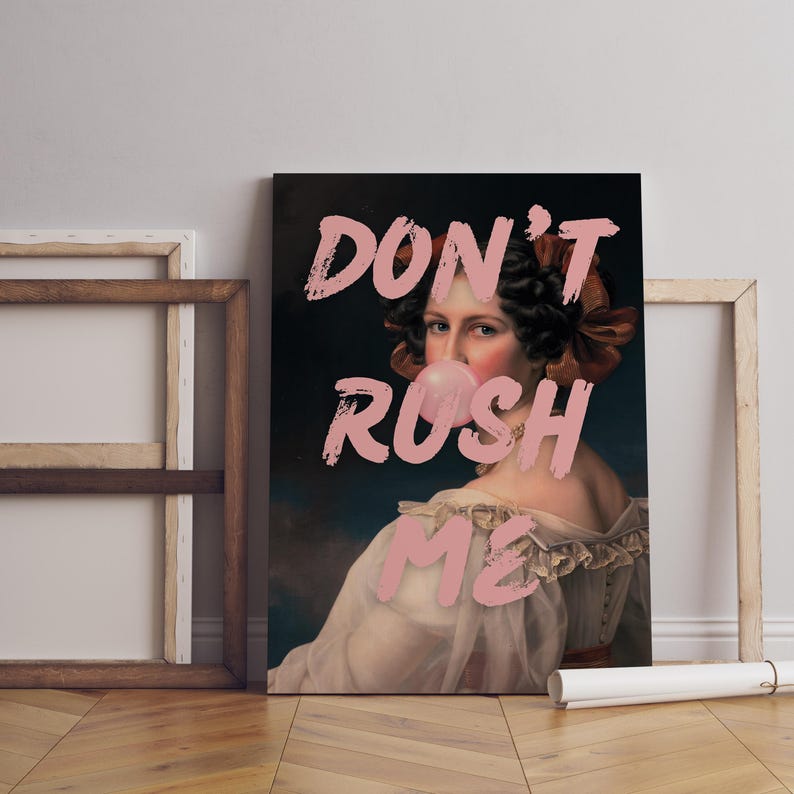 K&ouml;nnte beinhalten: Ein Vintage-Portr&auml;t einer Frau mit einem rosa Kaugummi im Mund. Der Text "DON'T RUSH ME" ist in rosa Buchstaben &uuml;ber dem Bild geschrieben.