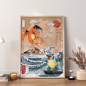 Pu&ograve; includere: Una stampa in stile giapponese con due personaggi Pok&eacute;mon, Charizard e Blastoise. Charizard sta volando in aria con fiamme che escono dalla sua bocca. Blastoise &egrave; in piedi su uno scoglio nell'oceano con onde che si infrangono dietro di lui. La stampa ha testo giapponese e un sole rosso sullo sfondo.
