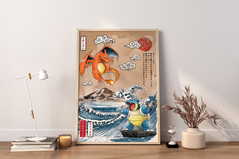 Pu&ograve; includere: Una stampa in stile giapponese con due personaggi Pok&eacute;mon, Charizard e Blastoise. Charizard sta volando in aria con fiamme che escono dalla sua bocca. Blastoise &egrave; in piedi su uno scoglio nell'oceano con onde che si infrangono dietro di lui. La stampa ha testo giapponese e un sole rosso sullo sfondo.