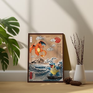 Pu&ograve; includere: Un'illustrazione digitale di due Pok&eacute;mon, Charizard e Blastoise, in stile artistico giapponese. Charizard sta volando in aria con fiamme che escono dalla sua coda. Blastoise &egrave; in piedi su una roccia nell'oceano con l'acqua che schizza intorno a lui. Lo sfondo &egrave; una montagna con nuvole e un sole rosso.