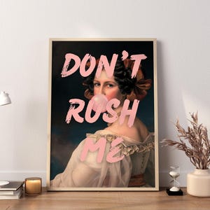 K&ouml;nnte beinhalten: Ein Vintage-Portr&auml;t einer Frau mit einem rosa Kaugummi im Mund. Der Text "DON'T RUSH ME" ist in rosa &uuml;ber das Bild geschrieben.