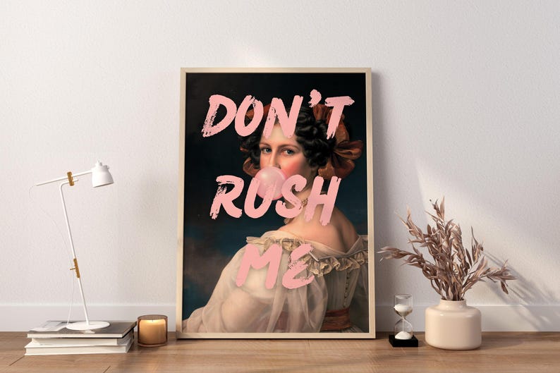 K&ouml;nnte beinhalten: Ein Vintage-Portr&auml;t einer Frau mit einem rosa Kaugummi im Mund. Der Text "DON'T RUSH ME" ist in rosa &uuml;ber das Bild geschrieben.