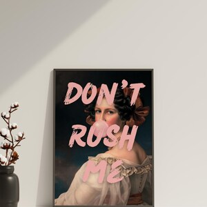 K&ouml;nnte beinhalten: Ein Vintage-Portr&auml;t einer Frau mit einem rosa Kaugummi im Mund. Der Text "DON'T RUSH ME" ist in rosa Buchstaben &uuml;ber dem Bild geschrieben.