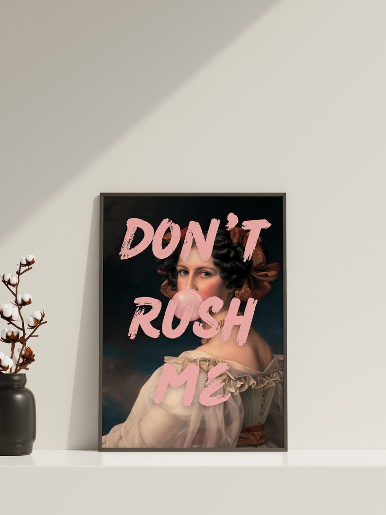 K&ouml;nnte beinhalten: Ein Vintage-Portr&auml;t einer Frau mit einem rosa Kaugummi im Mund. Der Text "DON'T RUSH ME" ist in rosa Buchstaben &uuml;ber dem Bild geschrieben.