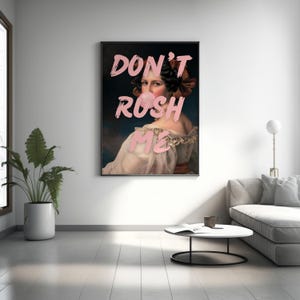 K&ouml;nnte beinhalten: Ein Vintage-Portr&auml;t einer Frau mit einem rosa Kaugummi im Mund. Der Text "DON'T RUSH ME" ist in rosa &uuml;ber das Bild geschrieben.