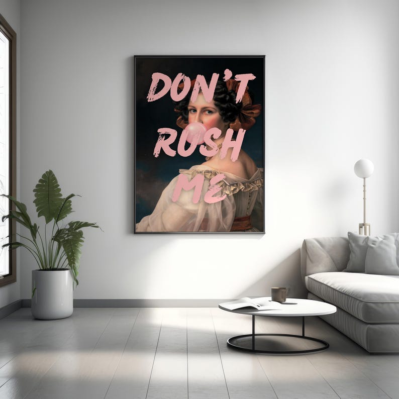 K&ouml;nnte beinhalten: Ein Vintage-Portr&auml;t einer Frau mit einem rosa Kaugummi im Mund. Der Text "DON'T RUSH ME" ist in rosa &uuml;ber das Bild geschrieben.