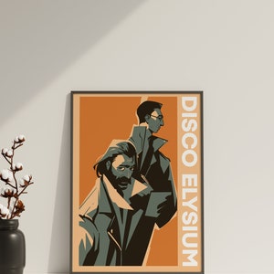 Puede incluir: Un p&oacute;ster de estilo vintage con fondo naranja que presenta a dos hombres con abrigos oscuros. El texto "DISCO ELYSIUM" est&aacute; impreso verticalmente en blanco en el lado derecho del p&oacute;ster.