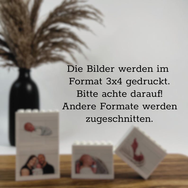 Peut inclure: Trois pr&eacute;sentoirs photo blancs en forme de blocs avec des images de personnes et d'un b&eacute;b&eacute;. Les blocs sont sur une surface en bois. Un vase noir avec des plantes s&eacute;ch&eacute;es est en arri&egrave;re-plan. Le texte dit : "Les photos sont imprim&eacute;es au format 3x4. Veuillez noter ! D'autres formats seront rogn&eacute;s."