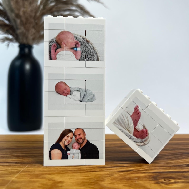 Peut inclure: Un bloc photo en briques blanches avec trois images d'un nouveau-n&eacute; et un portrait de famille. Le bloc est fait de briques imbriqu&eacute;es, avec un quatri&egrave;me bloc affichant les pieds d'un b&eacute;b&eacute;. Les images sont imprim&eacute;es sur les briques.